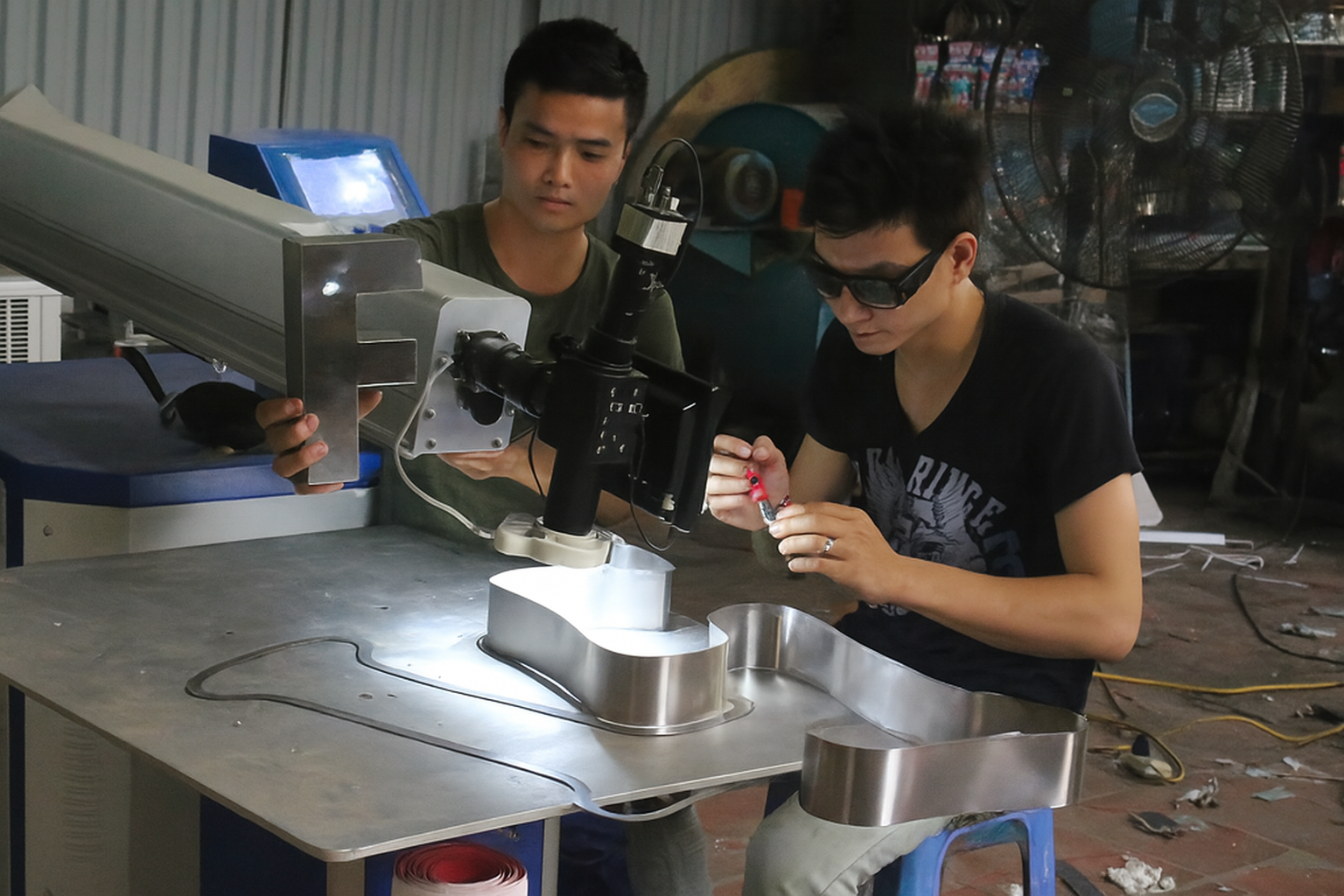 Thi Công Chữ inox Xanh Dương Tại Bình Dương